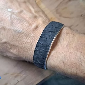 Bracelete unissex em prata 925 com couro de tilápia negro da empresa Tilápia Leather